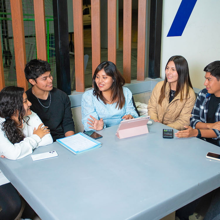 Estudiantes colaborando