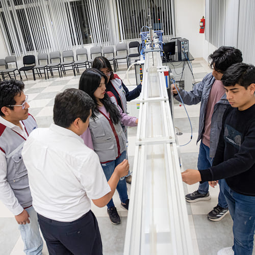 Estudiantes colaborando